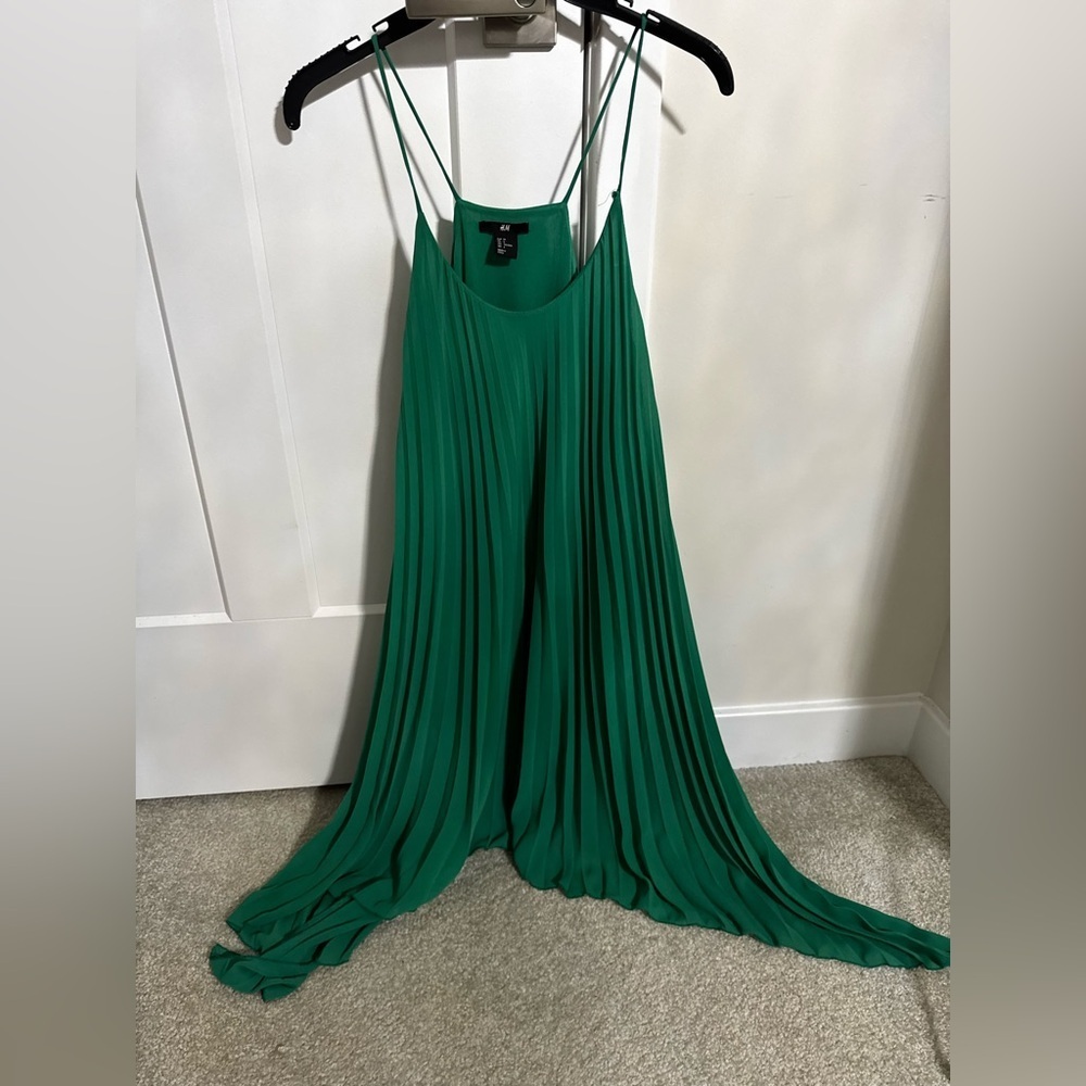 H&M pleated dress with spaghetti straps. Size 6. Runs big - Picture 2 of 7